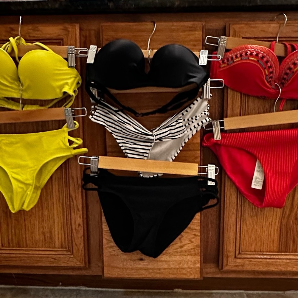 Hollister 3 Swim Tops & 4 Bikini Bottoms (7 Items)
